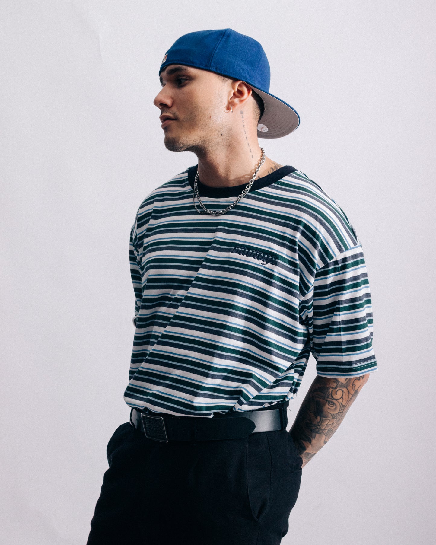 Polo a rayas azul gris